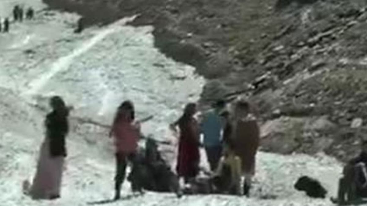 Tourists Continue to Visit Kashmir: ‘কাশ্মীর আমাদের ছিল এবং আমাদেরই থাকবে’, আতঙ্ক কাটিয়ে ছন্দে ফিরেছে কাশ্মীর!