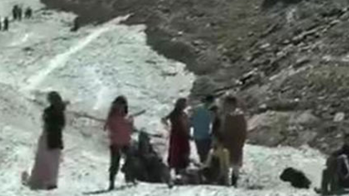 Tourists Continue to Visit Kashmir: ‘কাশ্মীর আমাদের ছিল এবং আমাদেরই থাকবে’, আতঙ্ক কাটিয়ে ছন্দে ফিরেছে কাশ্মীর!