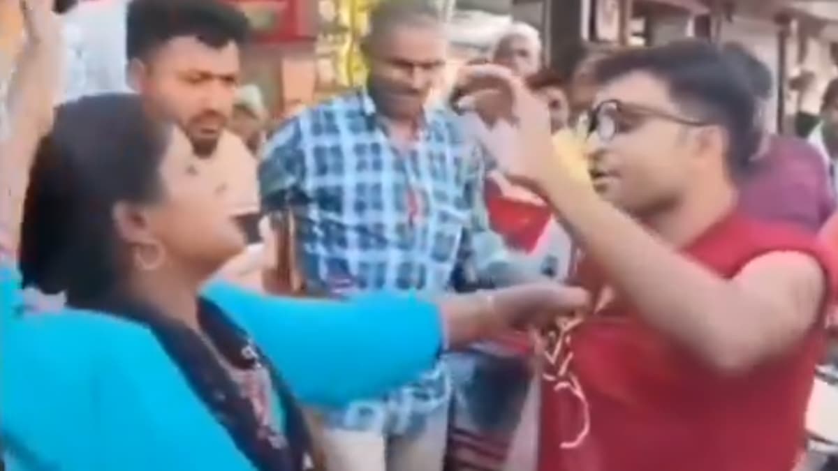 Viral Video: স্বামীর কোনও আয় নেই, রাস্তায় ধরে পেটালো স্ত্রী, দেখুন ভাইরাল ভিডিয়ো