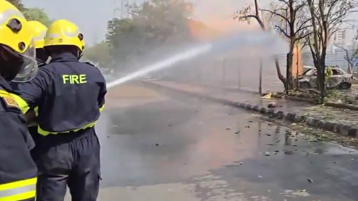 Gurugram Fire: গুরুগ্রামে দাঁড়িয়ে থাকা গাড়িতে আচমকাই লাগল আগুন, ঘটনাস্থলে দমকল বাহিনী, দেখুন ভিডিয়ো