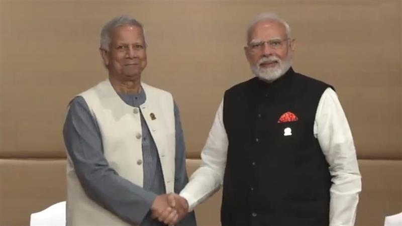 Narendra Modi-Muhammad Yunus Meeting: শেখ হাসিনা পালানোর পর বাংলাদেশে সংখ্যালঘু নির্যাতন বাড়ছে,  প্রথমবার প্রধানমন্ত্রী মোদীর সঙ্গে ইউনুসের সাক্ষাৎ, কোন খাতে বইছে ২ দেশের সম্পর্ক