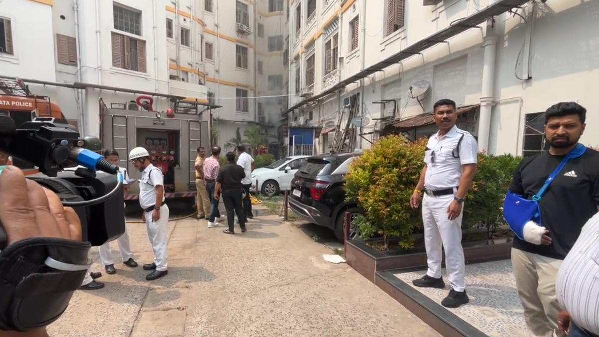 Park Street Fire: গলগল করে বেরোচ্ছে কালো ধোঁয়া, আগুন লাগল ক্যুইন্স ম্যানসনে, দেখুন ভিডিয়ো