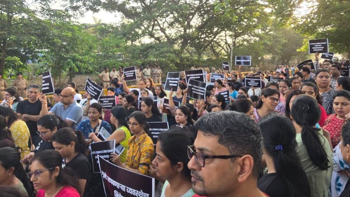 Navi Mumbai: চার বছরের খুদে ছাত্রকে যৌন নিগ্রহের অভিযোগ, শিশুর 'কল্পনা', অধ্যক্ষের দাবির প্রতিবাদ জানিয়ে স্কুলের বাইরে বিক্ষোভ অভিভাবকদের