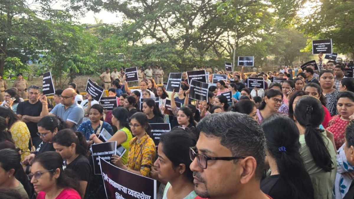 Navi Mumbai: চার বছরের খুদে ছাত্রকে যৌন নিগ্রহের অভিযোগ, শিশুর 'কল্পনা', অধ্যক্ষের দাবির প্রতিবাদ জানিয়ে স্কুলের বাইরে বিক্ষোভ অভিভাবকদের