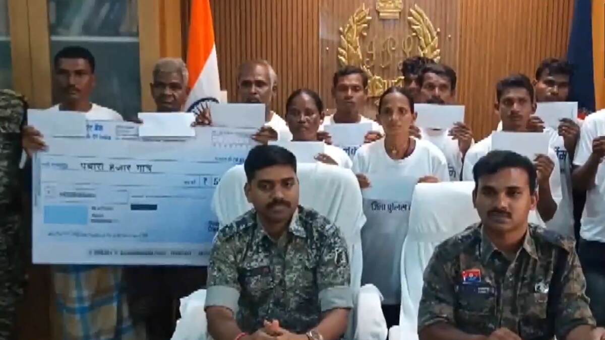 Chhattisgarh Maoists Surrender: ছত্তিশগড়ের সুকমা জেলায় আত্মসমর্পণ করল মহিলা সহ ২২জন মাওবাদী, তুলে দেওয়া হল পুনর্বাসনের টাকা (দেখুন ভিডিও)
