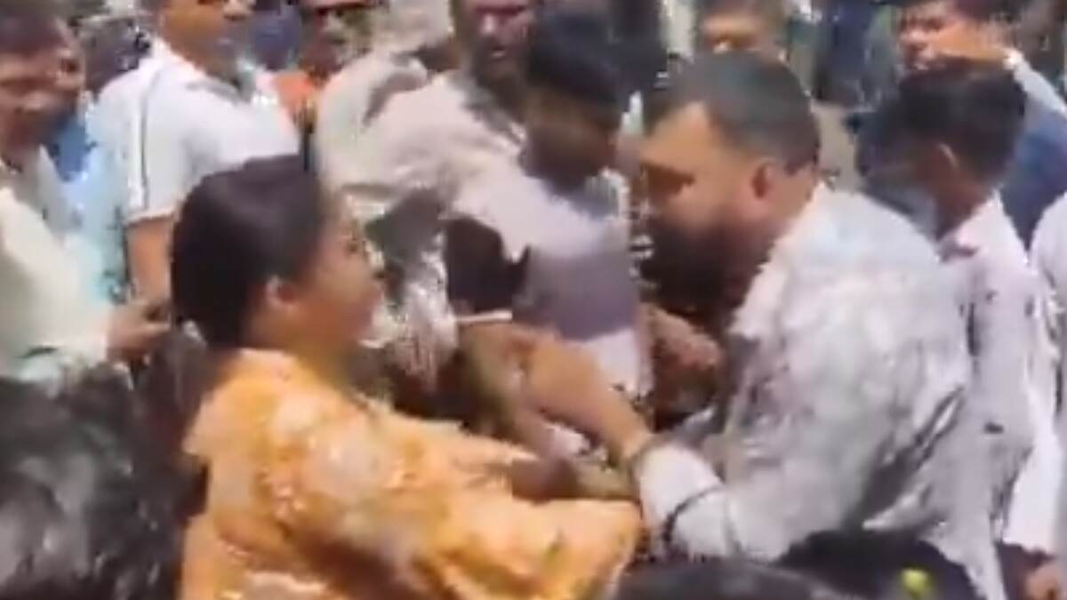 Girlfriend Slapped: ফোন না ধরায় প্রেমিকের খোঁজে এক শহর থেকে অন্য শহরে পৌঁছলেন প্রেমিকা, ভরা বাজারে যুবককে সপাটে থাপ্পড়