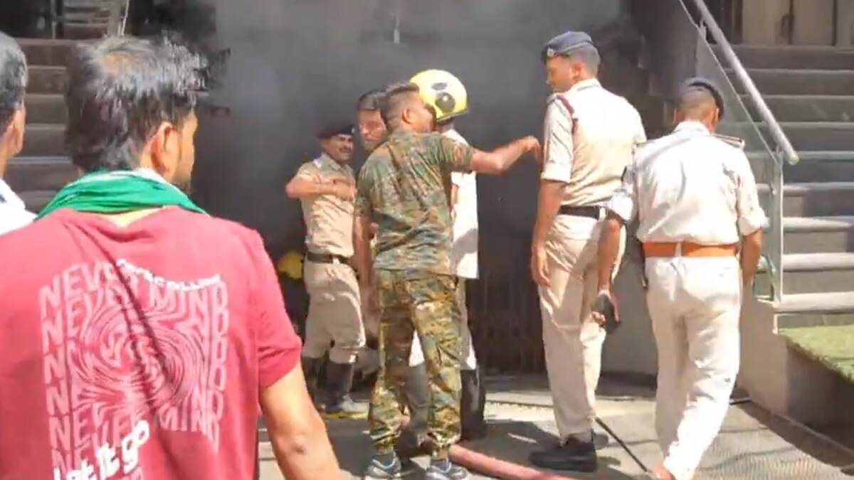 Bihar: জুয়েলারি শোরুমে ভয়াবহ অগ্নিকাণ্ড, আগুন নেভানোর চেষ্টা চালাচ্ছে দমকল বাহিনী