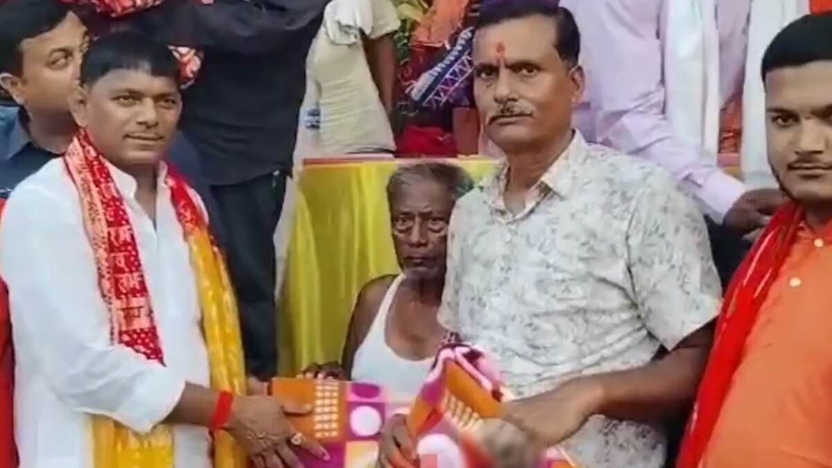 Bihar: ৪০ ডিগ্রি গরমে কম্বল বিতরণ, জনসেবা করেও বিপাকে মন্ত্রী, এক হাত নিলেন নেটিজেনরা