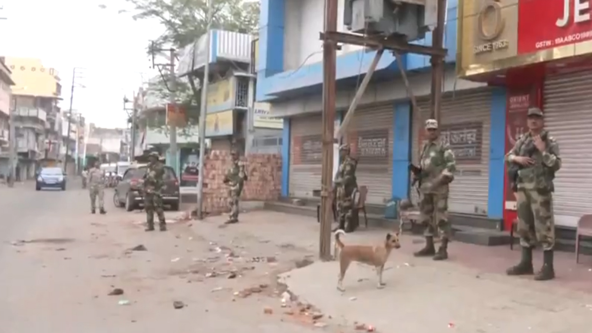 Murshidabad Violence: থমথমে মুর্শিদাবাদ, চলছে কেন্দ্রীয় বাহিনীর টহলদারি, দেখুন ভিডিয়ো