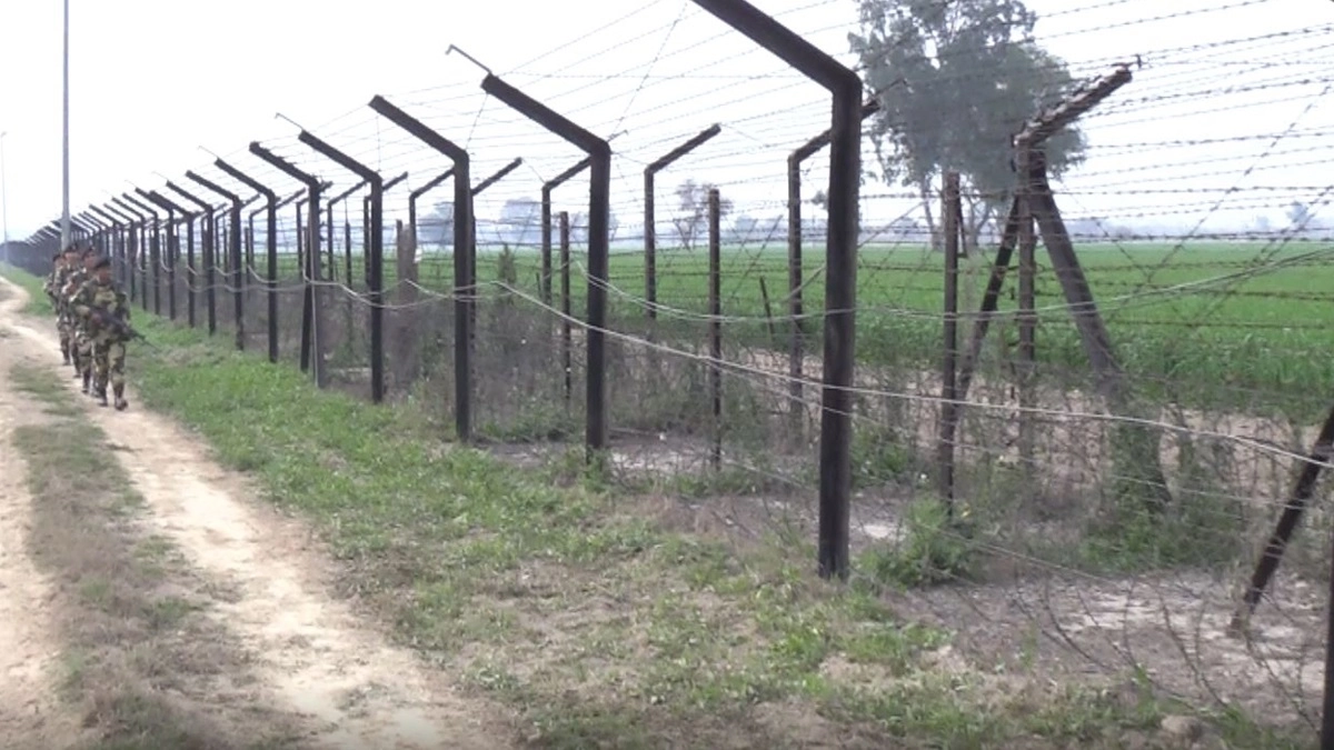 BSF On Punjab Farmers:  ৪৮ ঘণ্টার মধ্যে ফসল কাটুন, পাঞ্জাব সীমান্তে বিএসএফের পরামর্শ কৃষকদের, ভারত-পাকিস্তান উত্তেজনা কোনদিকে গড়াচ্ছে?