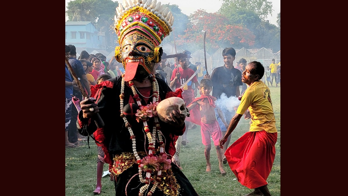 Charak Puja 2025: পয়লা বৈশাখের ঠিক আগের দিন চড়ক পুজো, গাজনের ধুনে মেতে ওঠে বাংলার গ্রাম, জানুন ইতিহাস দেখুন ছবি