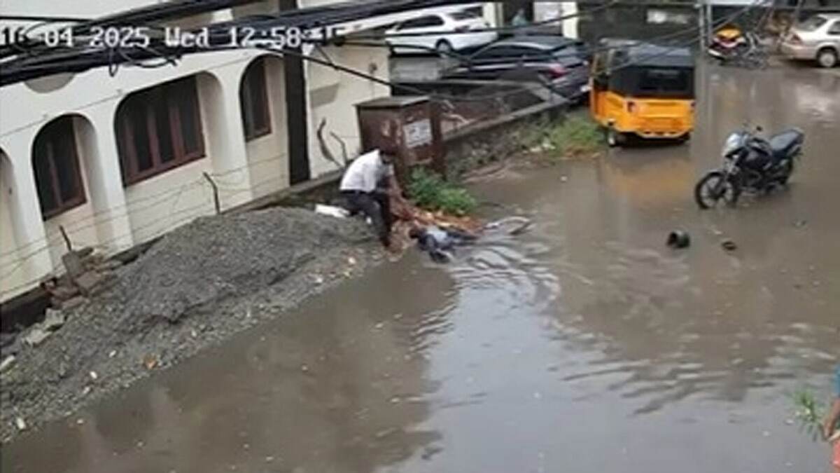 Chennai Viral Video: জমা জলে বিদ্যুৎস্পৃষ্ট ছাত্র, জীবনের ঝুঁকি নিয়ে প্রাণ বাঁচালেন যুবক