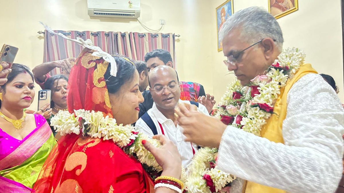 Dilip Ghosh-Rinku Majumdar's Son Dies? রিঙ্কু মজুমদারের ছেলের মৃত্যু? দিলীপ ঘোষের সঙ্গে মায়ের বিয়ের পর কী কারণে চলে গেলেন সৃঞ্জয়? দাবি রহস্য মৃত্যুর