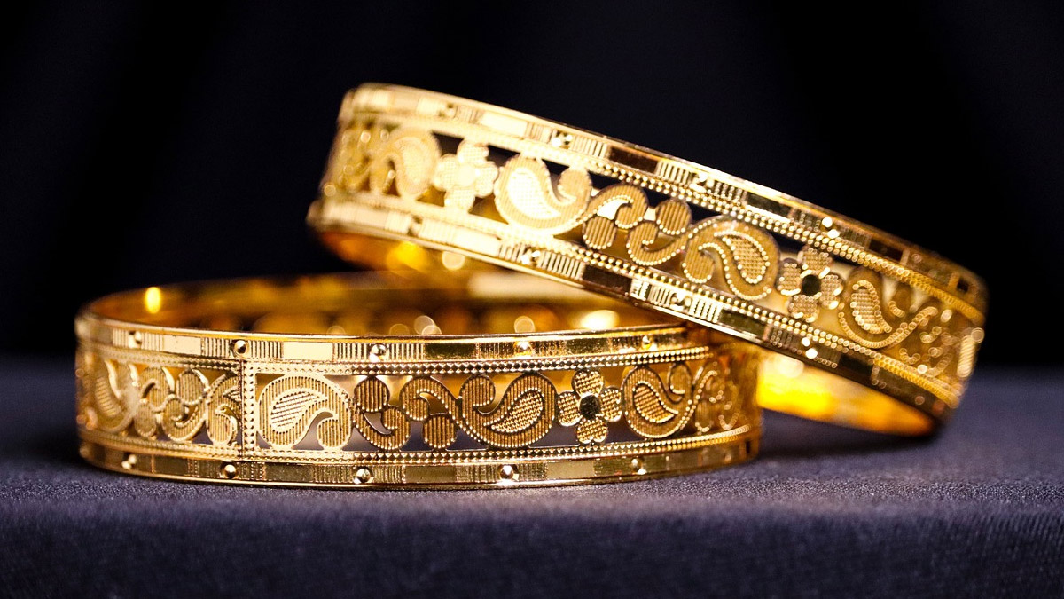 Gold Price In India: মধ্যপ্রাচ্যে উত্তেজনা কমতেই নিম্নমুখী সোনার দাম, মঙ্গলে গয়না কিনলে কতটা সাশ্রয়? জানুন