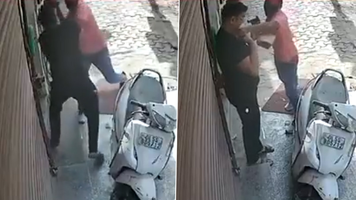 Noida Viral Video: দিবালোকে আততায়ীদের হানা, মাথায় বন্দুক ঠেকিয়ে গলার চেইন ও টাকাপয়সা নিয়ে পালাল দুই যুবক
