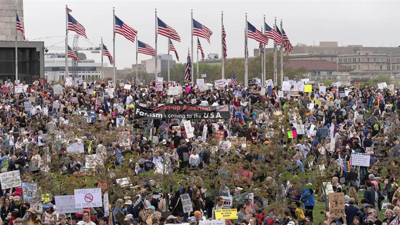 US Hands Off Protest: ট্রাম্প বিরোধী বিক্ষোভে উত্তাল গোটা আমেরিকা, রাস্তায় নামল কয়েক লক্ষ মানুষ