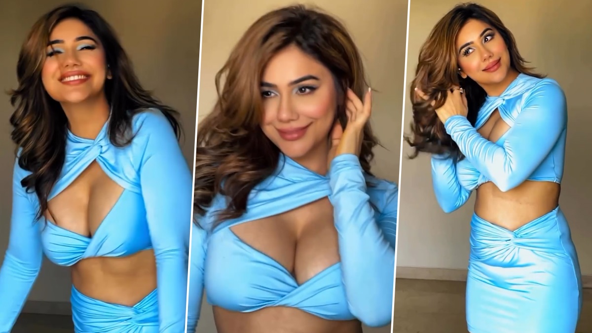 Kangna Sharma's Hot Moves: নীল বসনে কঙ্গনা, খোলামেলা পোশাক থেকে উঁকি দিচ্ছে স্তন, উষ্ণ অবতার মন কাড়ল ভক্তদের