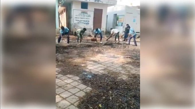 Karnataka Viral Video: পড়াশোনা উঠেছে লাটে! স্কুলের নোংরা শৌচাগার পরিস্কার করছে পড়ুয়ারা, ভাইরাল ভিডিয়ো