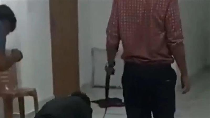 kerala Office Viral Video: টার্গেট পূরণ না হওয়ায় কর্মীকে গলায় দড়ি বেঁধে কুকুর বানাল অফিস ভাইরাল বেসরকারি সংস্থার নির্মম ছবি