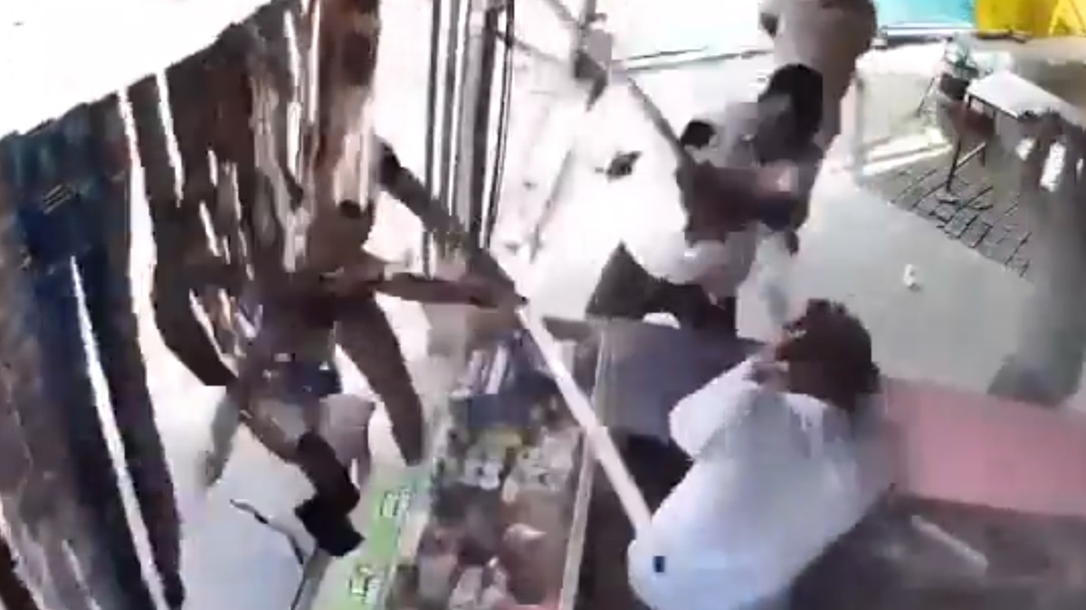 Four Men Brutally Beats Shop Owner Video: ভয়াবহ কাণ্ড, ৪ জন লাঠি দিয়ে বেধড়ক পেটাল দোকানদারকে, ভিডিয়ো ভাইরাল হতেই ছিঃ ছিঃ রব উঠল