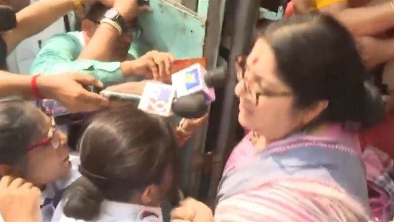 Locket Chatterjee Detained: চাকরিহারাদের সঙ্গে সাক্ষাৎ মুখ্যমন্ত্রীর, বৈঠক শেষ হতেই বিক্ষোভ বিজেপির, আটক লকেট চট্টোপাধ্যায়