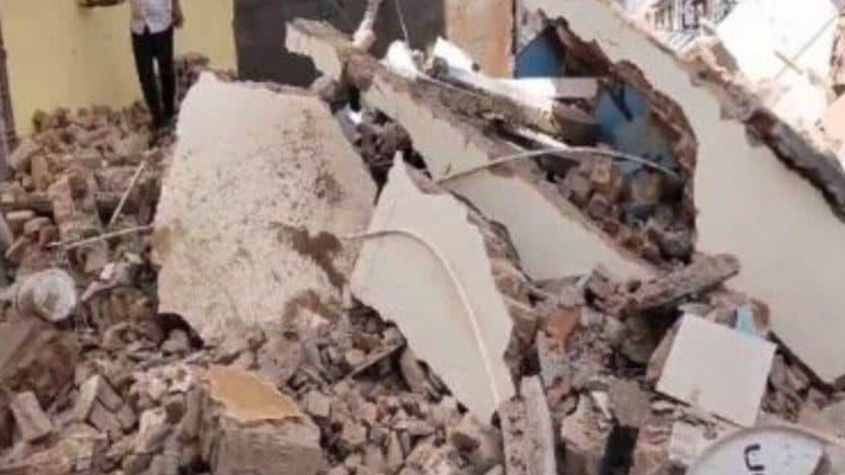 Bridge Collapse: জাতীয় সড়কের উপর হুড়মুড়িয়ে ভেঙে পড়ল নির্মীয়মাণ সেতু, সংকটজনক ৬ শ্রমিক