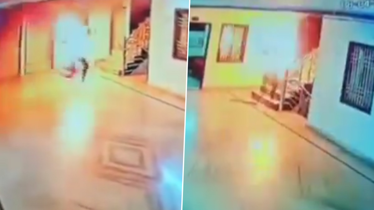 Viral Video Of Lover Sets Himself on Fire: হোটেলে প্রেমিকার সামনে গায়ে আগুন যুবকের, দাউ দাউ করে জ্বলতে শুরু করল গোটা শরীর, দেখুন ভিডিয়ো