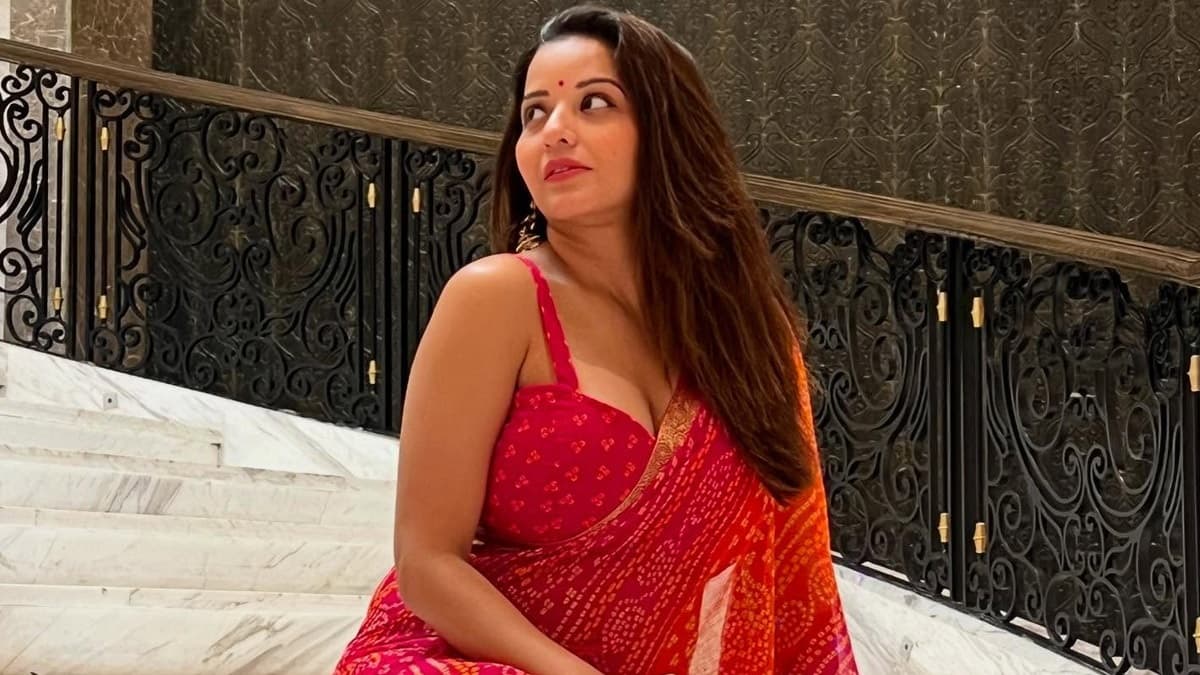 Hot Monalisa: নববর্ষে শাড়ির সঙ্গে ম্যাচিং ব্লাউজ়, বক্ষ যুগলের ইষৎ উঁকিতে ঝুমা বউদি ঝড় তুললেন, দেখুন