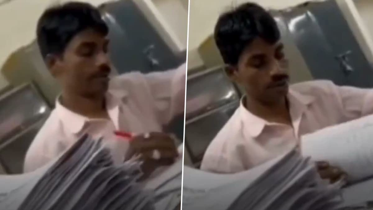 MP University Viral Video: অধ্যাপকের বদলে পরীক্ষার খাতা দেখছেন পিওন, ভাইরাল ভিডিয়ো