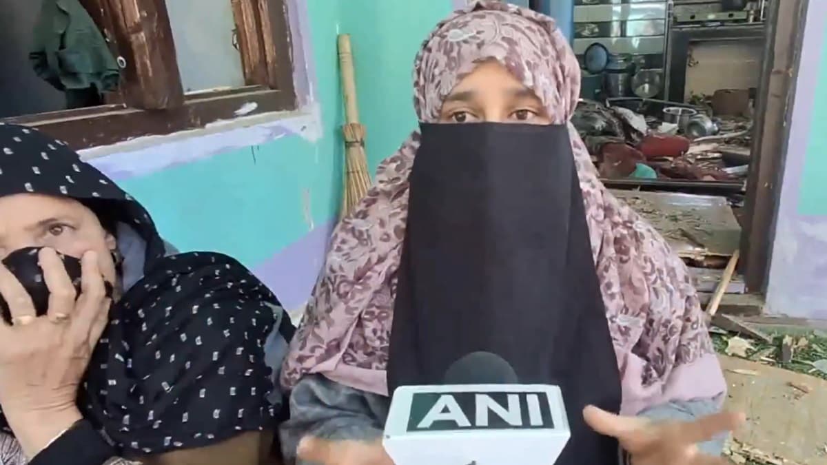 Pahalgam Terrorist Attack: 'ভাই জঙ্গি কিন্তু আমরা নিরপরাধ', পহেলগামের নির্মমতায় জড়িত স্থানীয় জঙ্গি আসিফ শেখের বাড়ি গুঁড়িয়ে দিতেই দাবি দিদির, দেখুন ভিডিয়ো