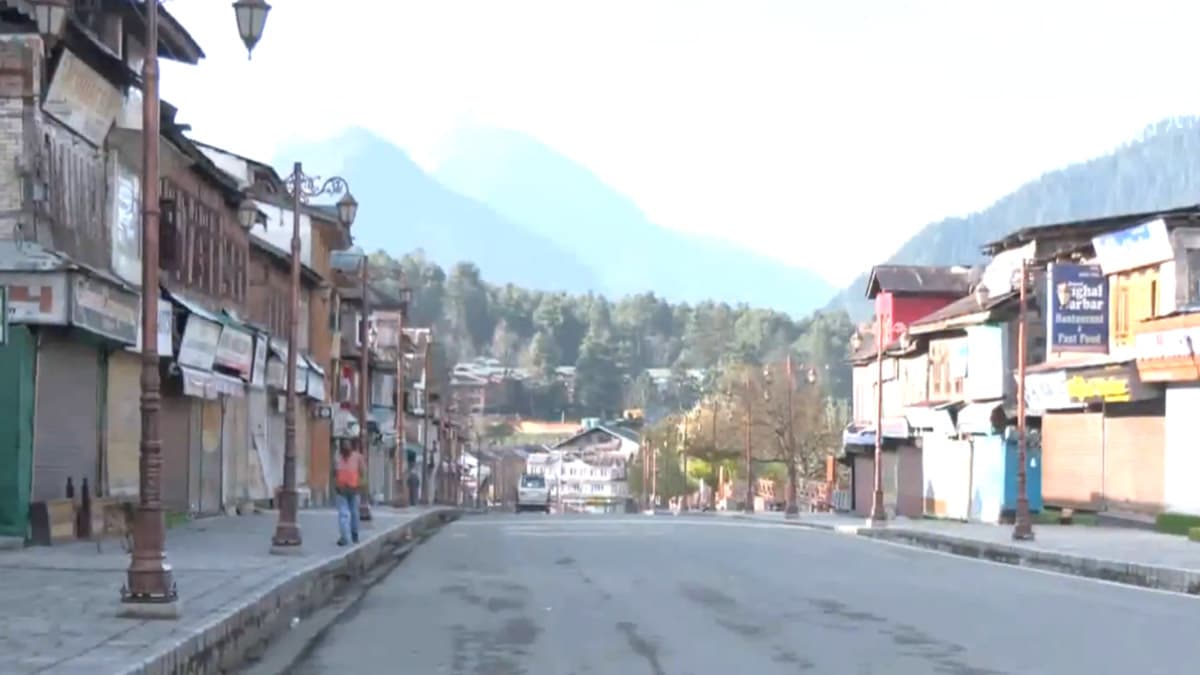 Kashmiri Shawl Hawker’s Heroic Act Goes Viral: জীবনের ঝুঁকি নিয়ে পর্যটকদের বাঁচালেন কাশ্মীরের শাল বিক্রেতা সাজাদ