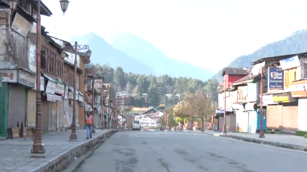 Kashmiri Shawl Hawker’s Heroic Act Goes Viral: জীবনের ঝুঁকি নিয়ে পর্যটকদের বাঁচালেন কাশ্মীরের শাল বিক্রেতা সাজাদ