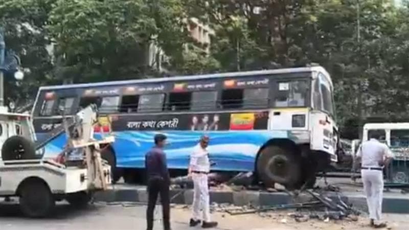 Parkstreet Bus Accident: রেষারেষির ফল, পার্কস্ট্রিটে দুর্ঘটনার কবলে যাদবপুরগামী সরকারি বাস