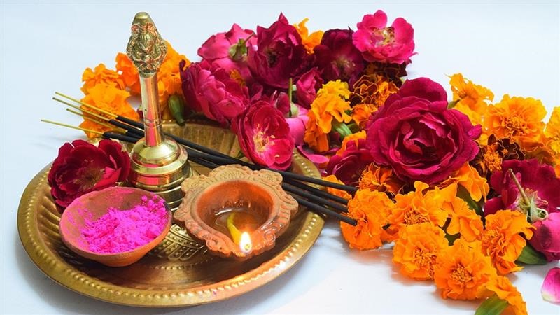 Everyday Puja Rituals: ফুল, বাতাসায় ঈশ্বরের নিত্য সেবা, এই ভুলগুলো করছেন না তো প্রতিদিনের পুজোয় দেখুন