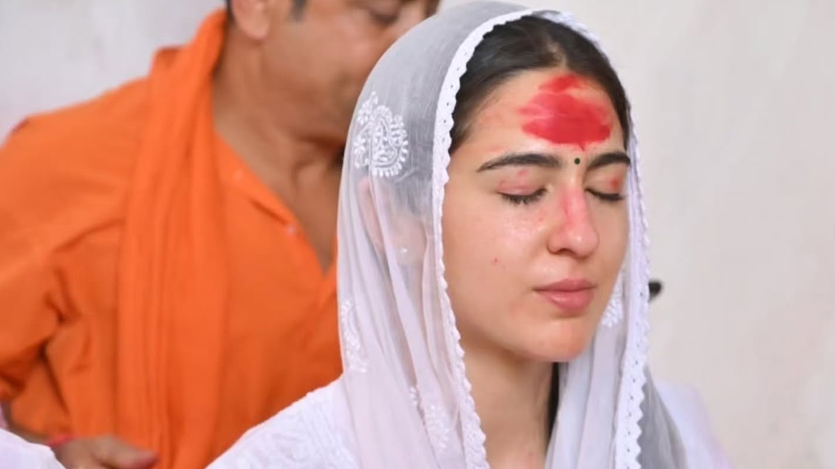 Sara Ali Khan Visits KamakhyaTemple Video: কপালে লাল সিদূঁর, কামাখ্যা মন্দিরে ভক্তি ভরে পুজো দিলেন সারা আলি খান, ব্রক্ষ্মপুত্রে নৌকা ভ্রমণে নায়িকা দেখুন