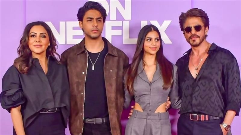 Shah Rukh Khan Video: সাধের মন্নত ছাড়তে হল শাহরুখ খানকে, স্ত্রী, কন্যাকে নিয়ে উঠলেন অন্যের বাড়িতে দেখুন ভিডিয়ো