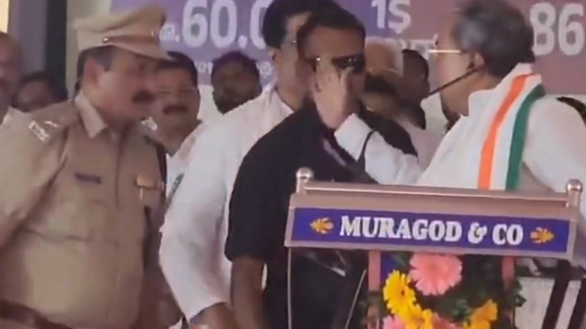 Siddaramaiah Viral Video: মঞ্চে মেজাজ হারালেন মুখ্যমন্ত্রী, পুলিশ কর্তাকে মারতে গেলেন চড়, ভাইরাল ভিডিয়ো