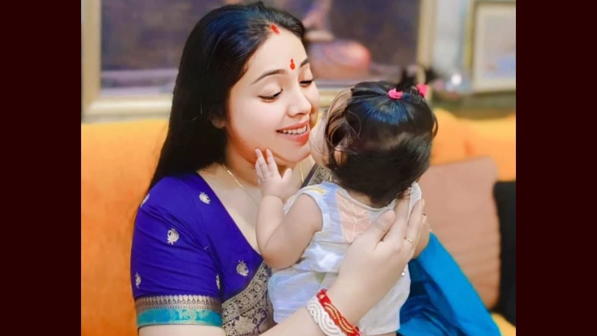 Sreemoyee Chattoraj Mullick-Kanchan Mullick: ছোট্ট কৃষভির ছবি প্রকাশ করলেন শ্রীময়ী, নীল ষষ্ঠীতে সামনে এল কাঞ্চন-কন্যার ছবি