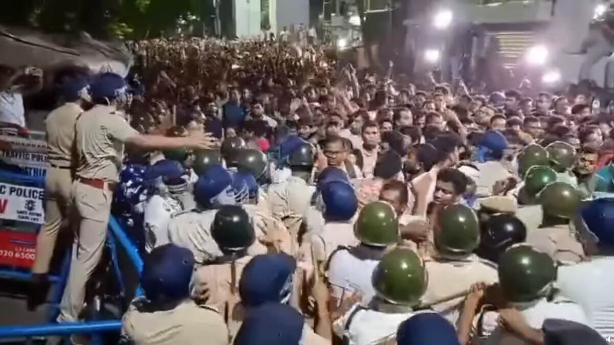 SSC Protest: মধ্যরাতে এসএসসি ভবনের সামনে ধুন্ধুমার, পুলিশের সঙ্গে ধস্তাধস্তি চাকরিহারাদের