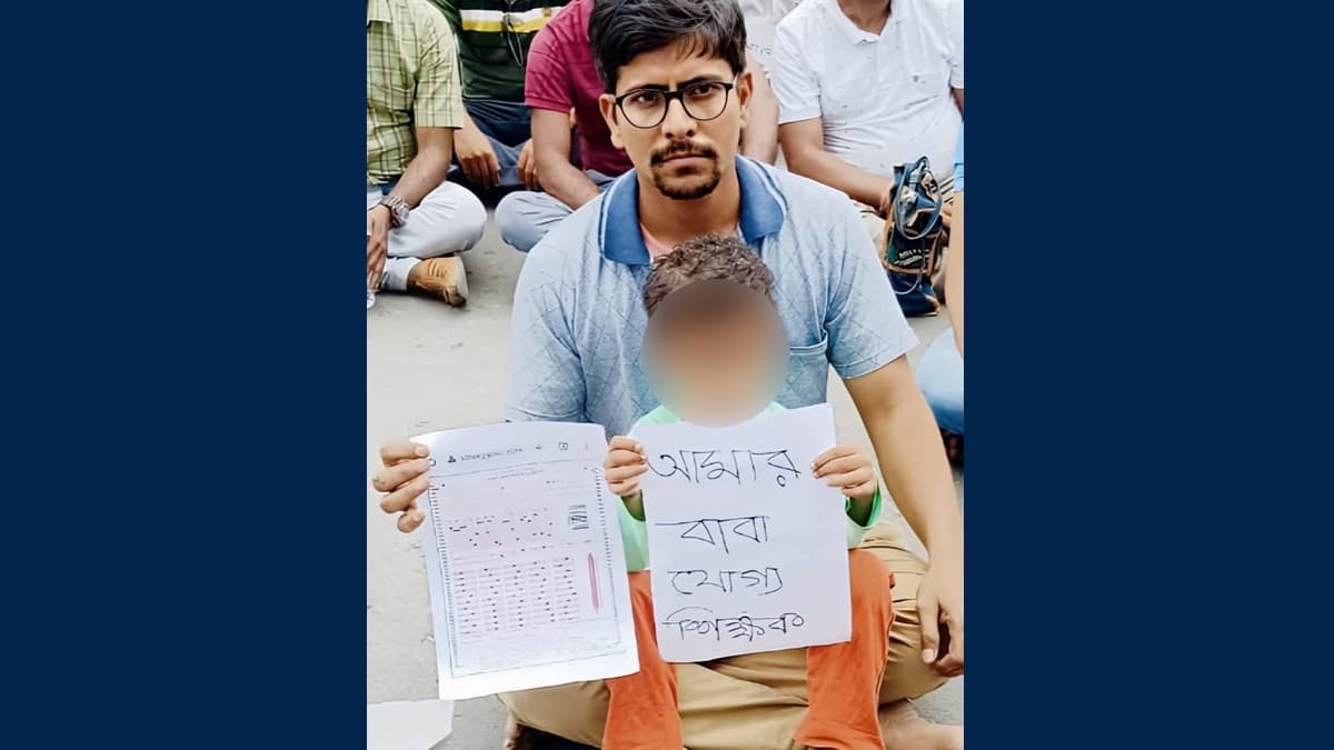 SSC Teachers Recruitment Scam: 'আমার বাবা যোগ্য শিক্ষক', চাকরিহারা বাবার হয়ে হাতে প্রতিবাদের পোস্টার ধরল খুদে, ছবি দেখে ডুকরে কাঁদলেন বহু মানুষ