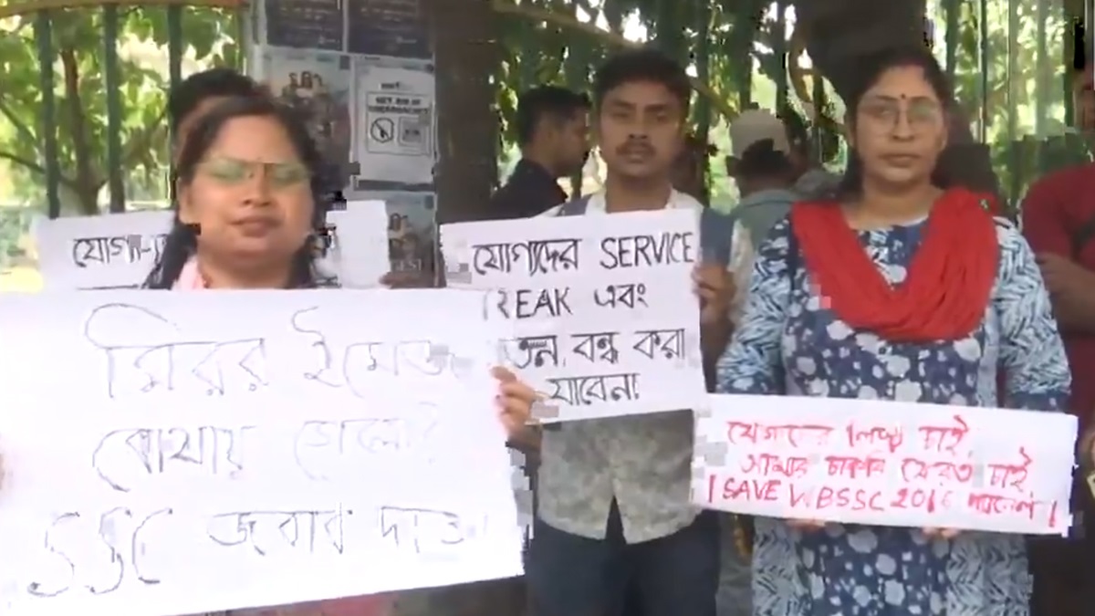 Teachers  Protest In Siliguri: হাতে পোস্টার নিয়ে রাস্তায় প্রতিবাদে শিক্ষকরা, চাকরিহারাদের দুঃখে সামিল সাধারণ মানুষও