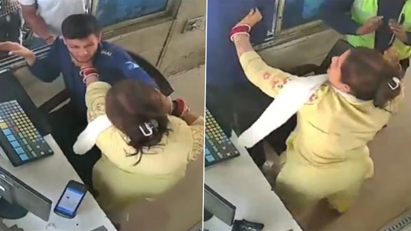 Toll Plaza Viral Video: ফাস্ট্যাগ শেষ, জরিমানা চাওয়ায় টোল প্লাজার কর্মীকে বেধড়ক মারধর, ভাইরাল গাড়ির যাত্রীদের কীর্তি