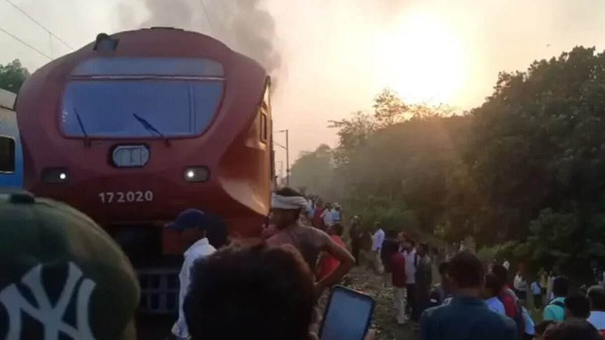 Fire On Train: চলন্ত ট্রেনে আচমকা আগুন, প্রাণ বাঁচাতে রেললাইনে ঝাঁপ যাত্রীদের