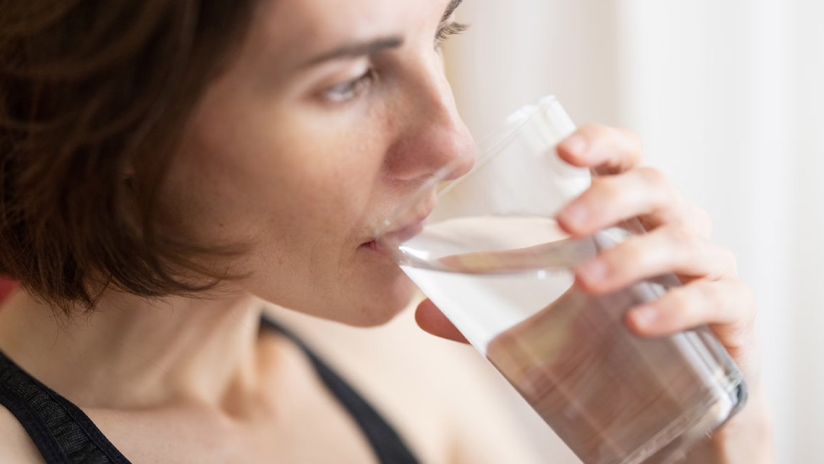 Water Benefits In Body: একদিনে কতটা জল খাবেন? সঠিক মাত্রায় জল পান করছেন তো? বেশি জল খেলে কী হয়, জেনে নিন গরমে ভাল থাকার টোটকা