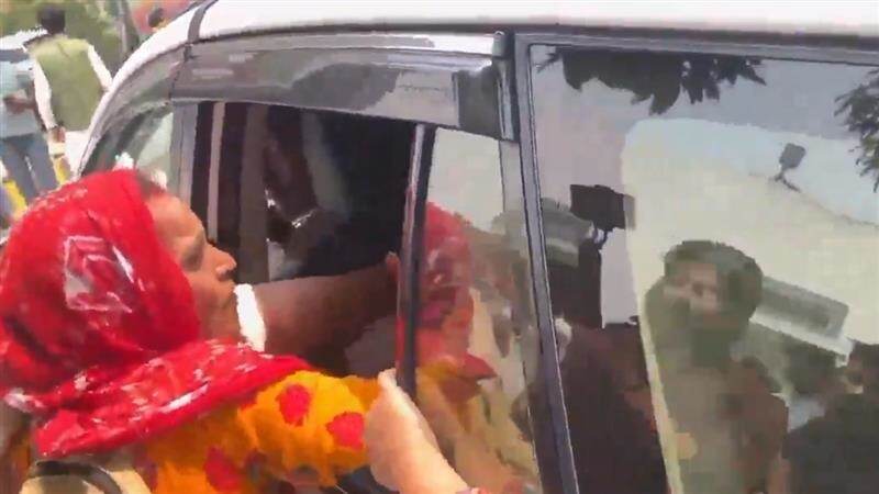 Viral Video: হাতে কাগজের টুকরো, শিক্ষামন্ত্রীর গাড়ি জাপটে ধরলেন মহিলা, ভাইরাল ভিডিয়ো