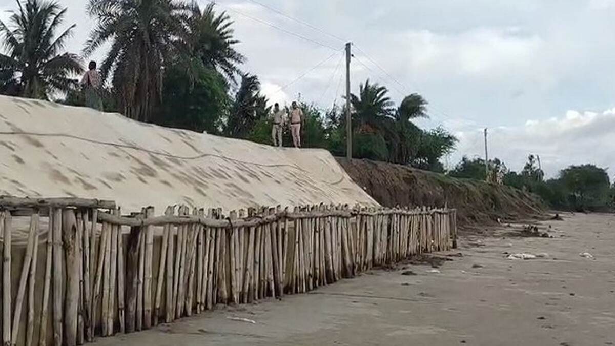 Cyclone Update: নদী বাঁধে ধস, বৃষ্টির মধ্যেই আতঙ্কে গঙ্গাসাগরের বাসিন্দারা