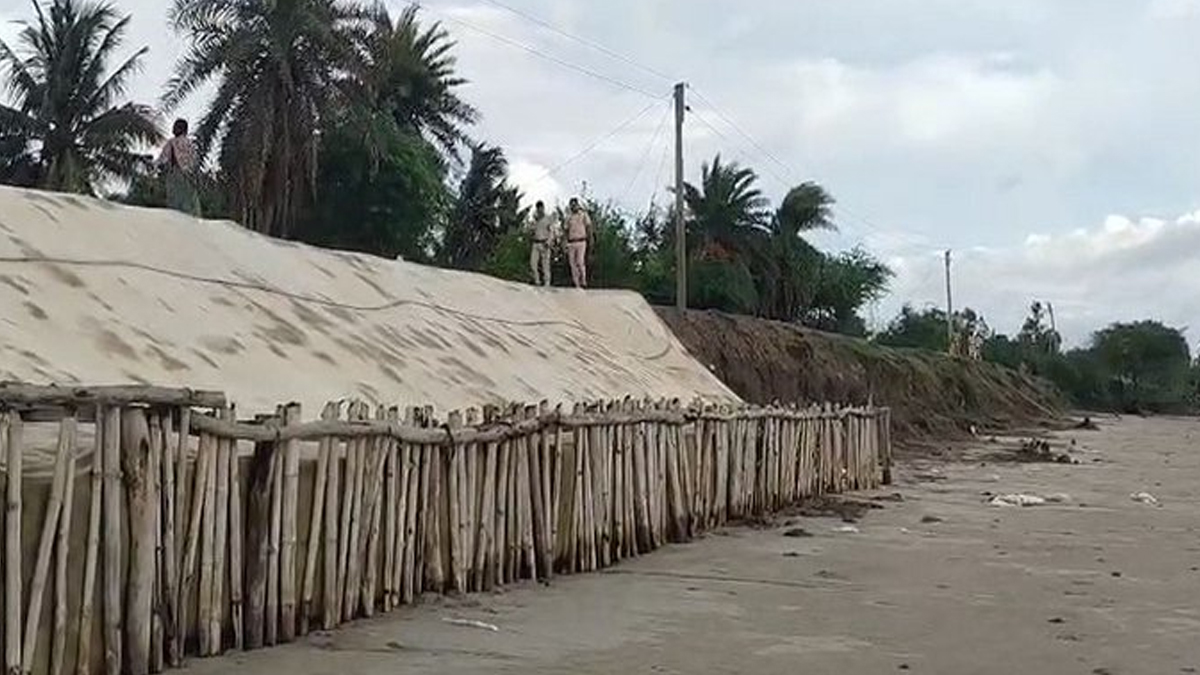 Cyclone Update: নদী বাঁধে ধস, বৃষ্টির মধ্যেই আতঙ্কে গঙ্গাসাগরের বাসিন্দারা