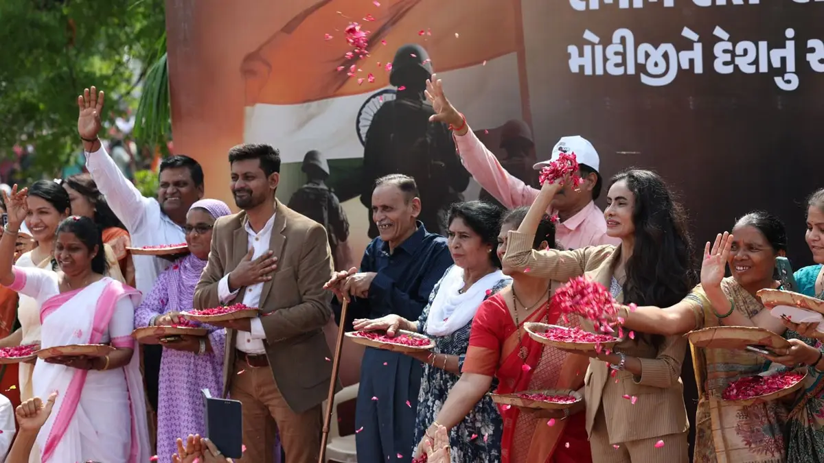 PM Narendra Modi's Roadshow: মোদীর রোড শোয়ে হাজির কর্নেল কুরেশির পরিবার, দেখুন ভিডিয়ো