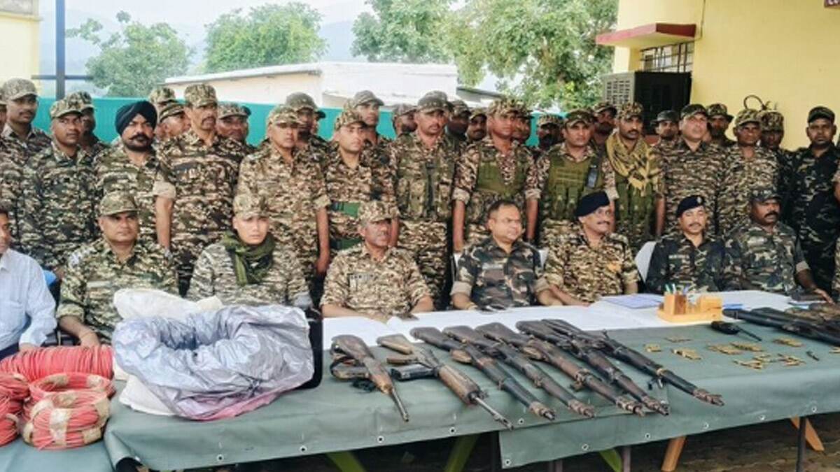 Jharkhand: গিরিডির জঙ্গল থেকে উদ্ধার বিপুল পরিমাণের অস্ত্র, পলাতক মাওবাদীদের খোঁজে জারি তল্লাশি অভিযান