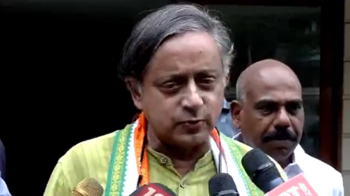 Shashi Tharoor: আমার মতামত অনেকের অপছন্দ হতে পারে, প্রধানমন্ত্রী মোদীর ক্রমাগত প্রশংসা করে কংগ্রেসের অস্বস্তি বাড়াচ্ছেন শশী থারুর